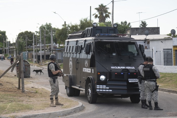 Guardia Republicana a la entrada de Cerro Norte durante una intervención del Ministerio del Interior (archivo). · Foto: Alessandro Maradei