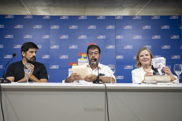 Pablo Álvarez, Fernado Pereira y  Gleisi Hoffmann, en la sede del Frente Amplio. (archivo, febrero de 2024) · Foto: Alessandro Maradei