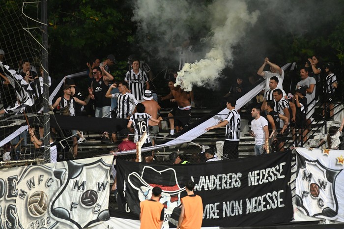 Hinchada de Wanderers en el estadio Alfredo Víctor Viera (archivo, febrero de 2024). · Foto: Alessandro Maradei