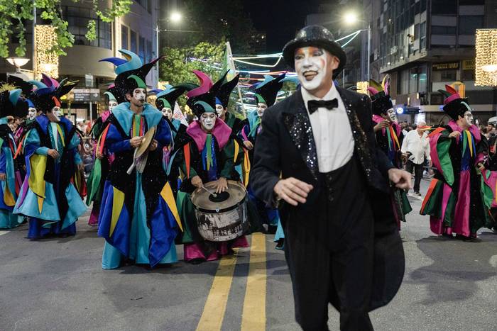 Murga La Nueva Milonga, durante el Desfile Inaugural de Carnaval, por la avenida 18 de Julio de Montevideo (archivo, enero de 2024). · Foto: Laura Sosa