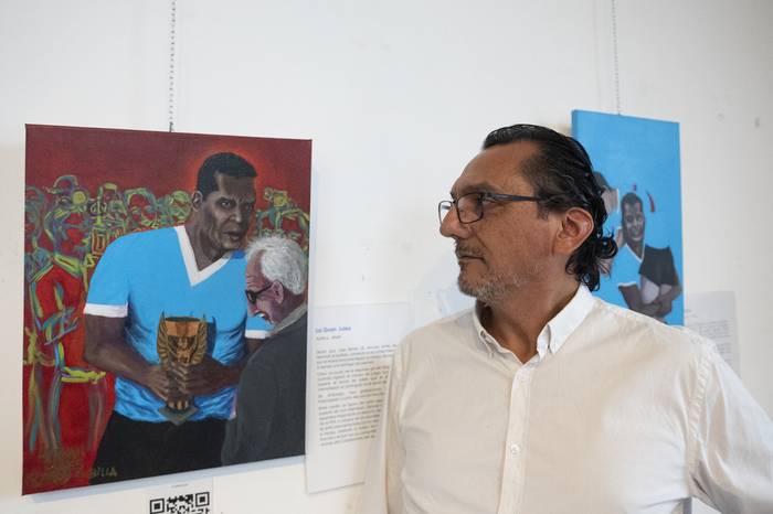 Ramón Cubilla junto a su obra, Obdulio Varela, en el Centro Cultural Goes. · Foto: Alessandro Maradei
