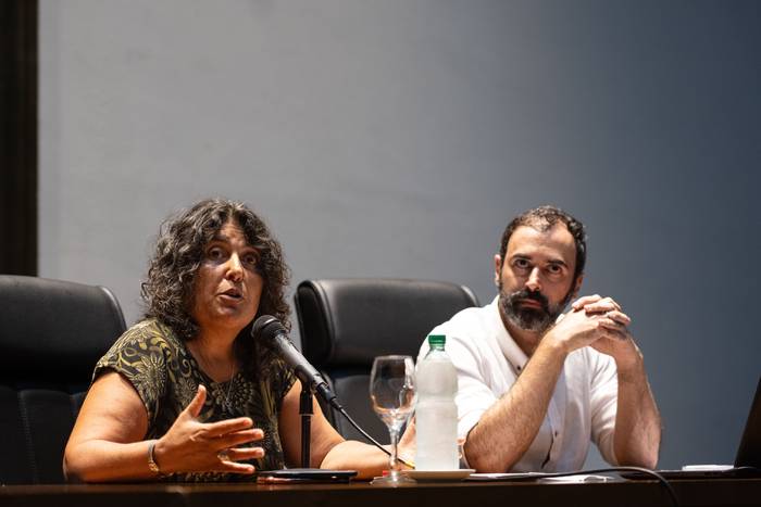 Solana Quesada y Néstor Rodríguez durante la presentación de resultados de la línea telefónica de escucha para varones, el 9 de febrero, en la Intendencia de Montevideo. · Foto: Mara Quintero
