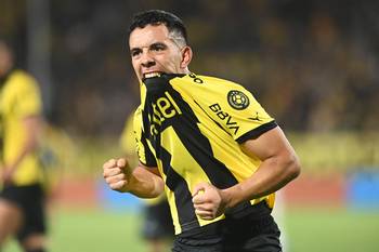 Leonardo Fernández, de Peñarol, festeja un gol en el estadio Campeón del Siglo (archivo). · Foto: Alessandro Maradei