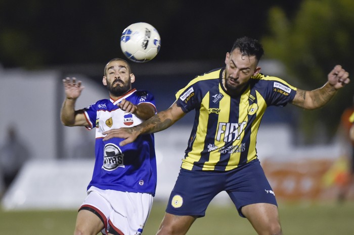 Marcelo Martínez, de Lavalleja, Wellington Dos Santos, de Río Branco el 14 de febrero de  2024  en el Estadio Juan A. Lavalleja, en Minas. · Foto: Fernando Morán