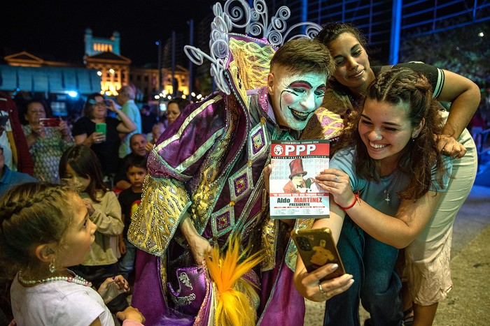 La Gran Muñeca en el tablado de la Plaza 1° de Mayo. · Foto: Martín Varela Umpiérrez