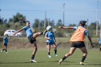 Pamela González (i) durante un entrenamiento en el Complejo Celeste (archivo). · Foto: Mara Quintero
