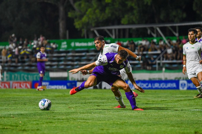 Lucas Agazzi, de Defensor Sporting, y Lucas Rodríguez, de Plaza Colonia, en el Parque Prandi. (archivo, febrero de 2024) · Foto: Ignacio Dotti