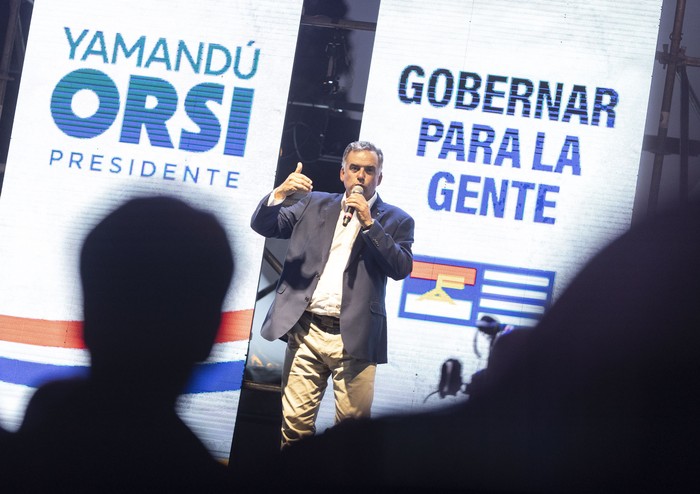 Yamandú Orsi en la Plaza Lafone, del barrio La Teja. · Foto: Camilo dos Santos