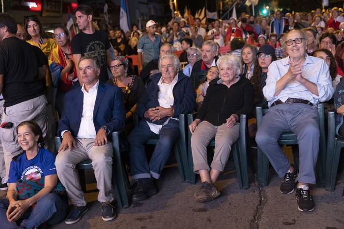 Yamandú Orsi, José Mujica, Lucía Topolansky y Marcos Carámbula, el 3 de marzo, durante el acto lanzamiento de la precandidatura a la presidencia de Orsi, en la plaza Lofone, en La Teja. · Foto: Camilo dos Santos