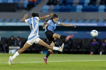 Abril Reche, de Argentina, y Belén Aquino, de Uruguay, por la Liga de Naciones Femenina, el 28 de octubre, en el estadio Centenario. · Foto: Rodrigo Viera Amaral