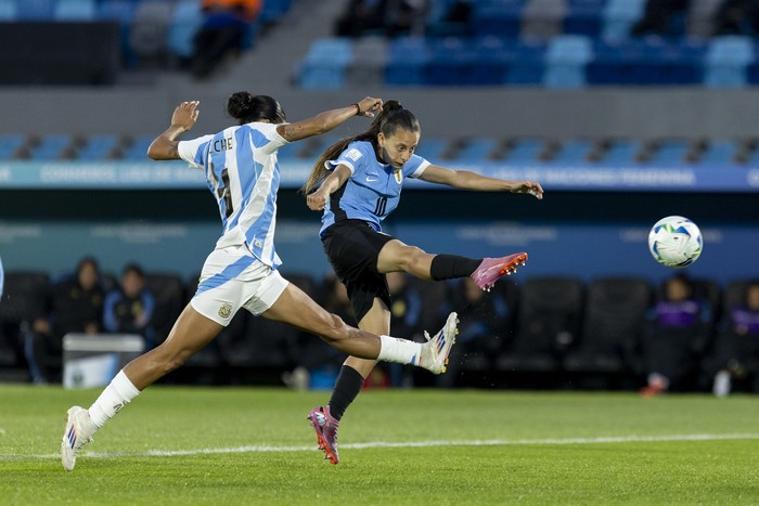 Abril Reche, de Argentina, y Belén Aquino, de Uruguay, por la Liga de Naciones Femenina, el 28 de octubre, en el estadio Centenario. · Foto: Rodrigo Viera Amaral
