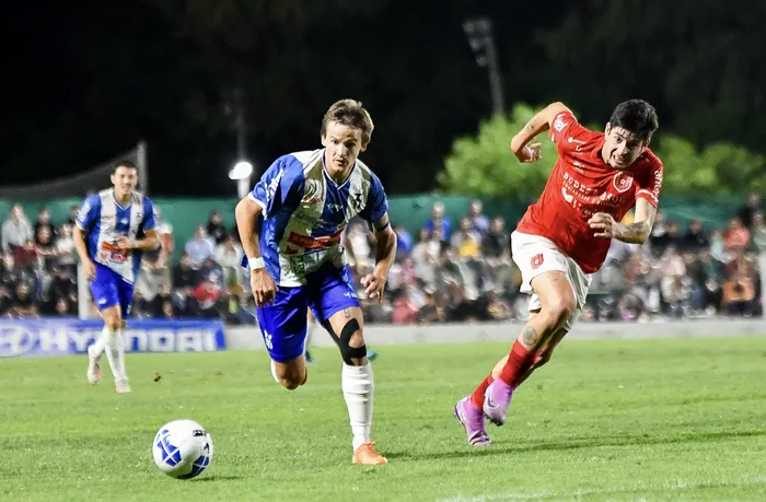 Sebastián Noy, de Colonia y Diego Pereira, de Durazno durante la final de la zona Sur de la Copa Nacional de Selecciones (archivo, 2024). · Foto: Ignacio Dotti