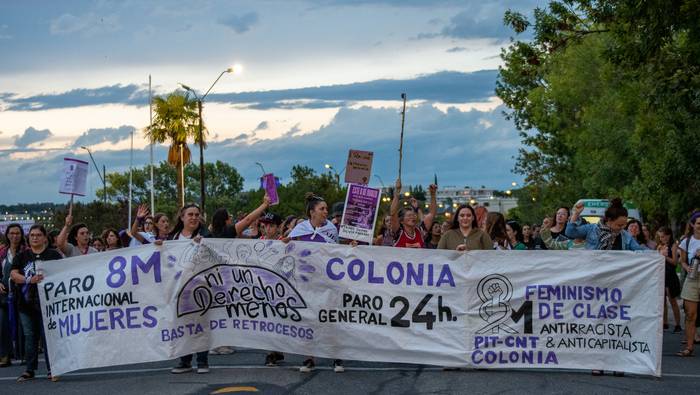 Conmemoración del Día Internacional de la Mujer, el 8 de marzo, en Colonia del Sacramento. · Foto: Ignacio Dotti