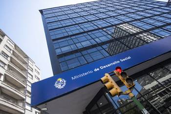 Foto principal del artículo 'Trabajadores del Mides anunciaron acuerdo con la actual administración por la carga horaria de 250 funcionarios' · Foto: Diego Vila