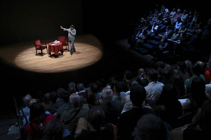 Pedro Saborido, durante la charla “Cómo se hace _Peter Capusotto y sus videos_”, el 4 de marzo, en la sala Zavala Muniz del teatro Solís de Montevideo. · Foto: Guillermo Legaria
