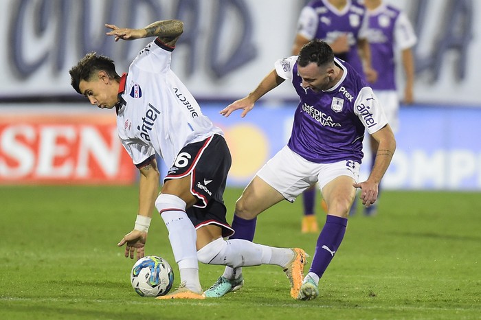 Alexis Castro, de Nacional, y Fernando Elizari, de Defensor Sporting. (archivo, marzo de 2024) · Foto: Dante Fernández