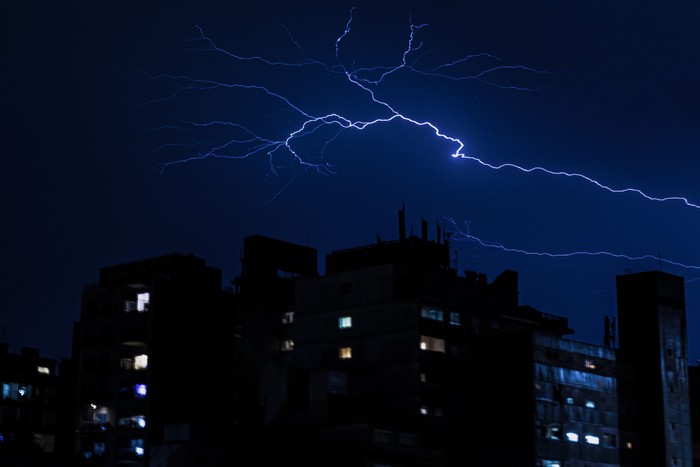 Foto principal del artículo 'Rige doble alerta naranja y amarilla por “tormentas fuertes y lluvias intensas”' · Foto: Ernesto Ryan