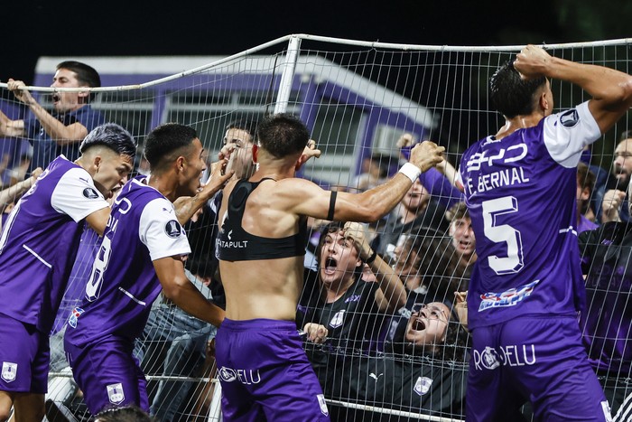 Jugadores de Defensor Sporting festejan con su hinchada un gol frente a Danubio, por los cuartos de final de la Copa Auf Uruguay, el 13 de marzo de 2024. · Foto: Camilo dos Santos