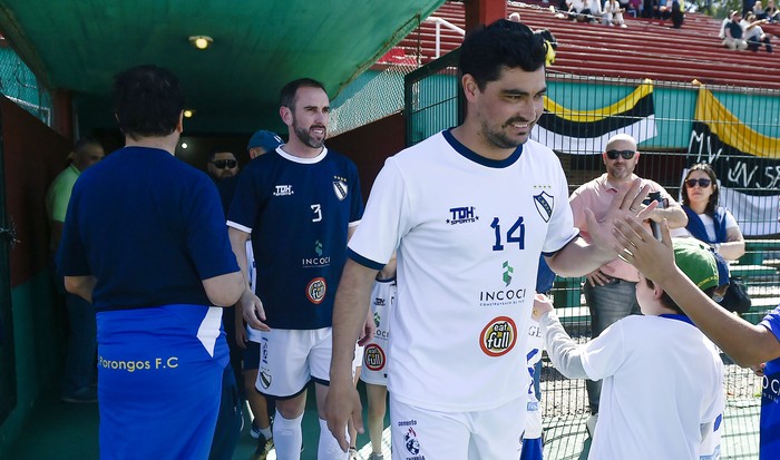 Diego Godín y Gonzalo Castro, de Porongos, previo a la final de la 20ª Copa Nacional de Clubes. · Foto: Fernando Morán