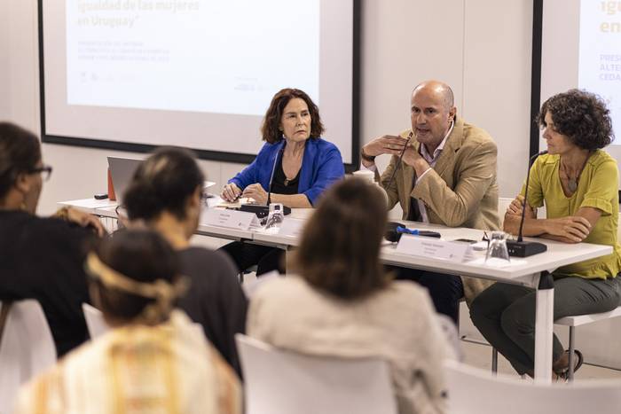 Ana Lima, Oscar Múñoz y Soledad Salvador, durante la actividad donde se comentó el informe de la CEDAW. · Foto: Ernesto Ryan