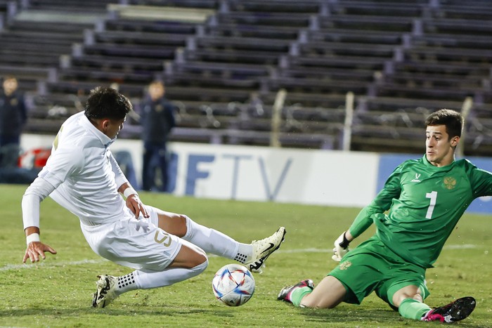 Renzo Machado, de Uruguay y Bogdan Moskvichev, de Rusia, durante un partido amistoso, el 21 de marzo en el estadio Luis Franzini. · Foto: Camilo dos Santos