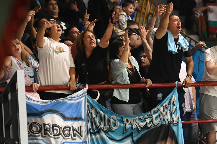 Hinchas de Cordón, durante un partido de la Liga (archivo, 2024). · Foto: Alessandro Maradei