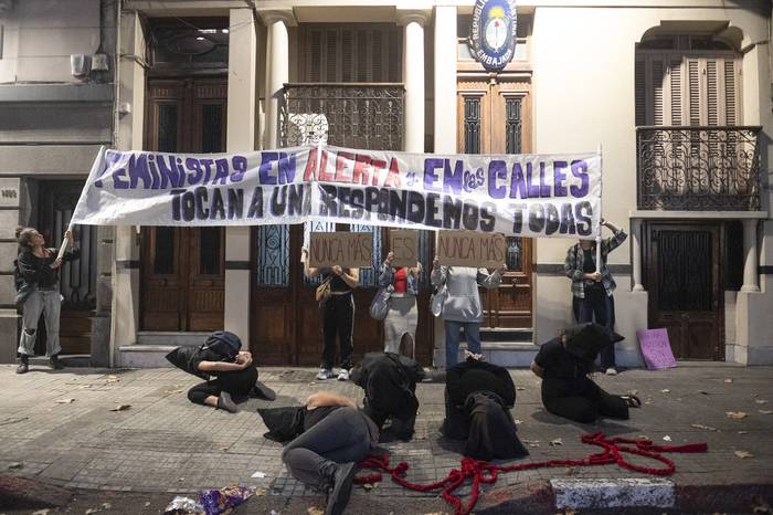 Movilización en solidaridad con la integrante de Hijos Argentina, frente a la embajada de ese país. · Foto: Alessandro Maradei