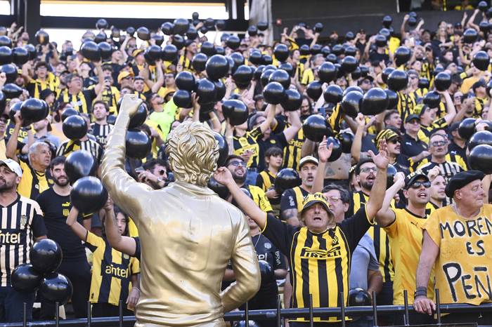 Hinchas de Peñarol en el estadio Campeón del Siglo. · Foto: Alessandro Maradei