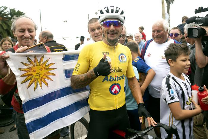 Juan Luis Caorsi, de Armonía Cycles Fray Bentos, ganador de la Vuelta Ciclista del Uruguay, el 31 de marzo, frente a Kibón. · Foto: Alessandro Maradei