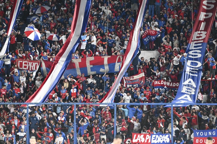 Hinchada de Nacional en el Parque Central (archivo, abril de 2024). · Foto: Alessandro Maradei