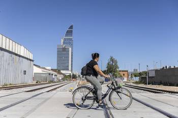 Paso a nivel del tren de UPM en el barrio La Aguada (archivo, abril de 2024). · Foto: Ernesto Ryan