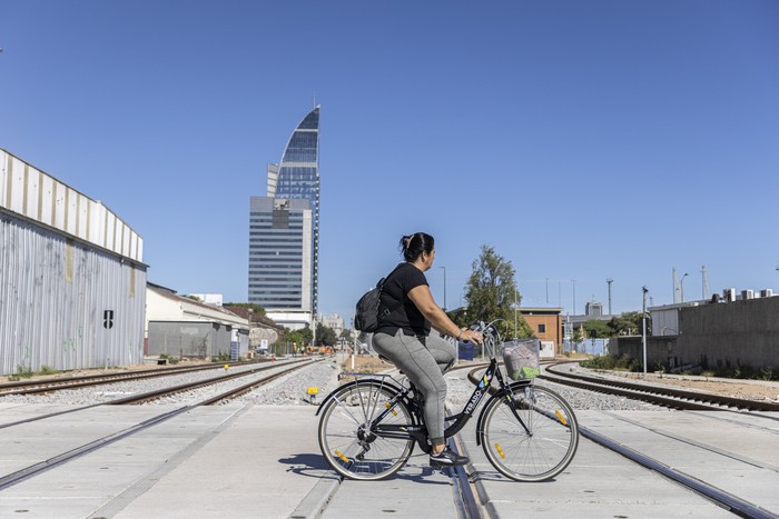 Paso a nivel del tren de UPM en el barrio La Aguada (archivo, abril de 2024). · Foto: Ernesto Ryan