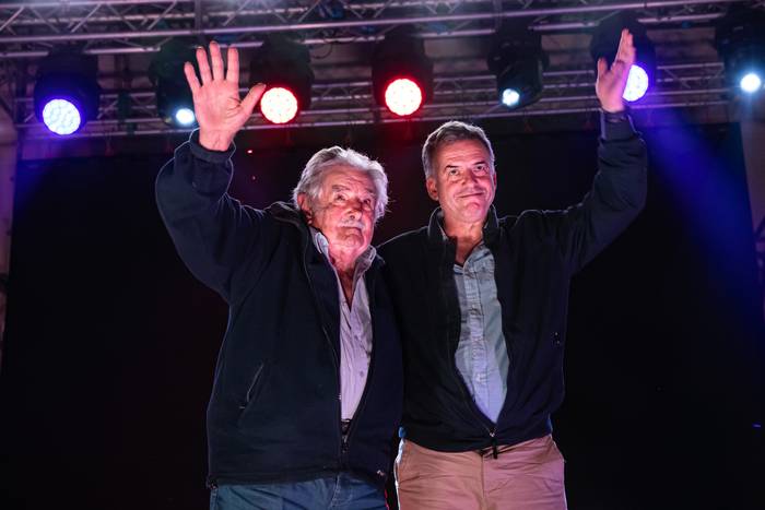 José Mujica y Yamandú Orsi, durante el 35° aniversario del MPP, el 6 de abril en el Parque Capurro. · Foto: Rodrigo Viera Amaral