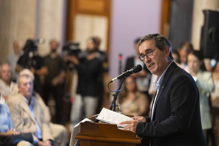 Pablo Perdomo, durante su discurso en el Palacio Legislativo. · Foto: Ernesto Ryan