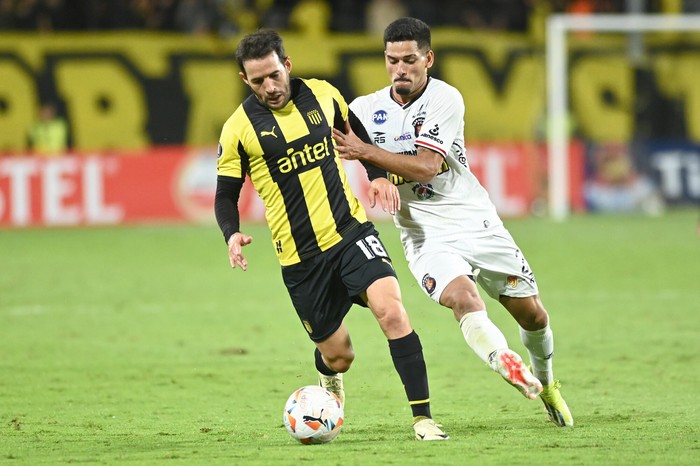 Camilo Mayada, de Peñarol, y Renne Rivas, de Caracas, durante un partido por Copa Libertadores en el estadio Campeón del Siglo (archivo, 2024). · Foto: Alessandro Maradei