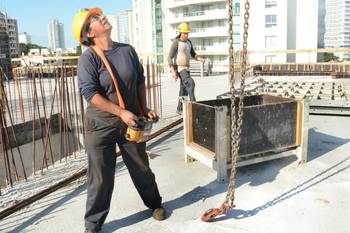 Trabajadora de la construcción en Punta del Este (archivo, abril de 2024). · Foto: Virginia Martínez  Díaz