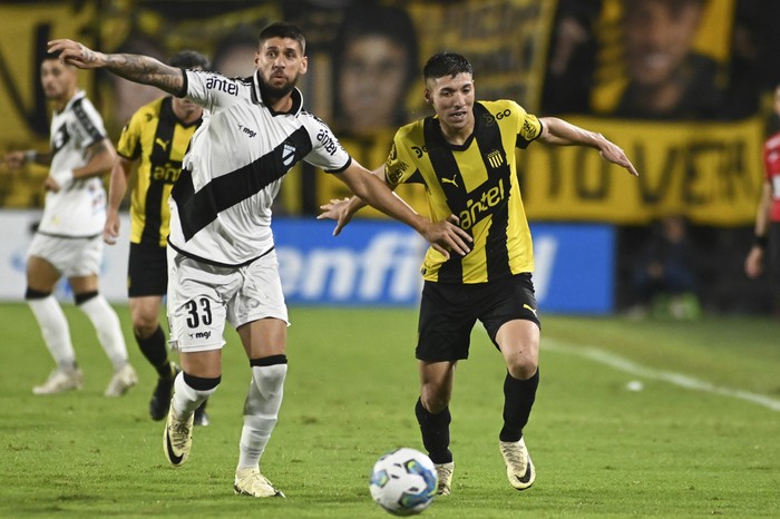 Gabriel Leyes, de Danubio, y Damián García, de Peñarol (archivo, abril de 2024). · Foto: Alessandro Maradei