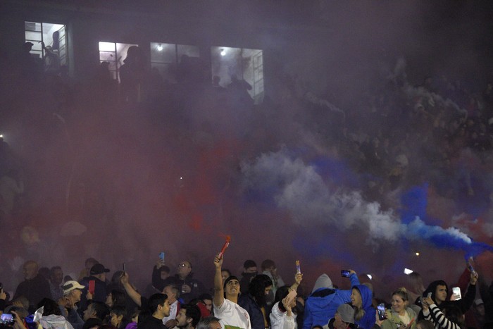 Hinchas de Mercedes previo al partido ante Paysandú, revancha de las finales de la 20ª Copa Nacional de Selecciones el 13 de abril de 2024 en el Estadio Luis Köster, en Mercedes, Soriano. Foto: Fernando Morán