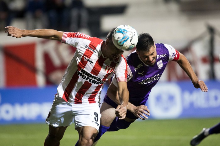 Norman Rodríguez, de River Plate, Guillermo de los Santos, de Defensor Sporting (archivo, abril de 2024). · Foto: Ramiro Cicao