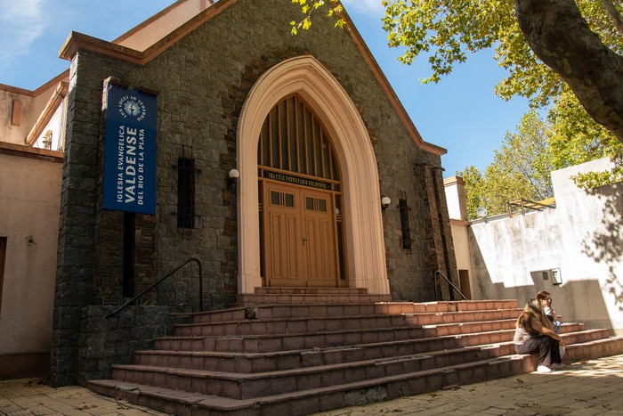 Templo de la Iglesia Evangélica Valdense, en Colonia del Sacramento (archivo, abril de 2024). · Foto: Ignacio Dotti