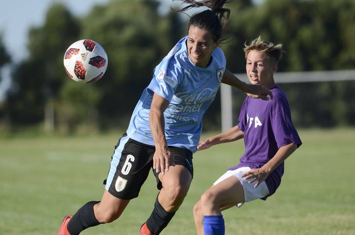 Partido de entrenamiento entre la selección femenina de fútbol (archivo, febrero de 2019)
 · Foto: Pablo Vignali