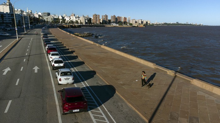 Foto principal del artículo 'Intendencia de Montevideo lanzó Auto al Día, una línea de Whatsapp para conocer adeudos por matrícula o multas de tránsito' · Foto: Gianni Schiaffarino