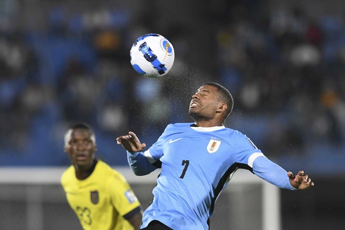 Nicolás de la Cruz durante el partido ante Ecuador, el 15 de octubre, en el estadio Centenario. · Foto: Sandro Pereyra