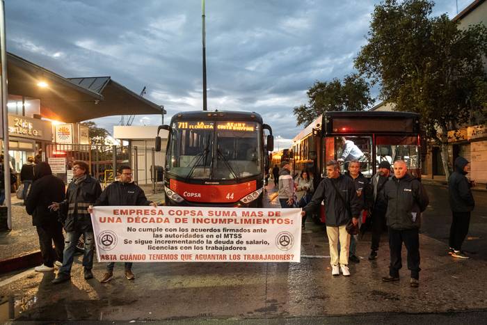 Movilización de trabajadores de COPSA, en la terminal Baltasar Brum, en Montevideo (archivo, abril de 2024). · Foto: Mara Quintero