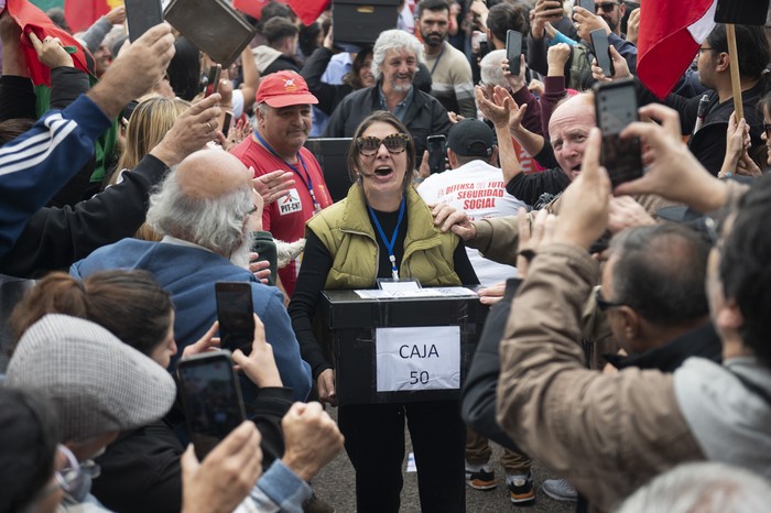 Entrega de firmas por el plebiscito de la seguridad social en el Palacio Legislativo (archivo, abril de 2024). · Foto: Alessandro Maradei