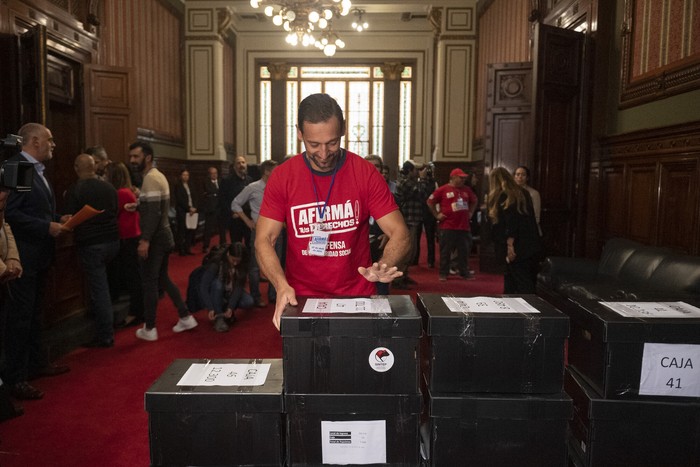 Entrega de firmas por el plebiscito de la seguridad social en el Palacio Legislativo. · Foto: Alessandro Maradei