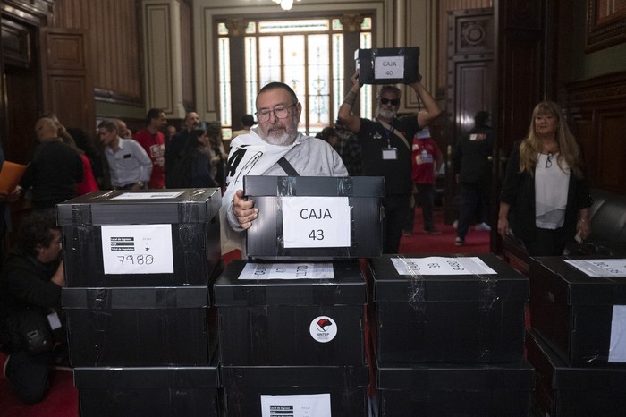 Entrega de firmas para el plebiscito de la seguridad social, en el Palacio Legislativo (archivo, abril de 2024). · Foto: Alessandro Maradei