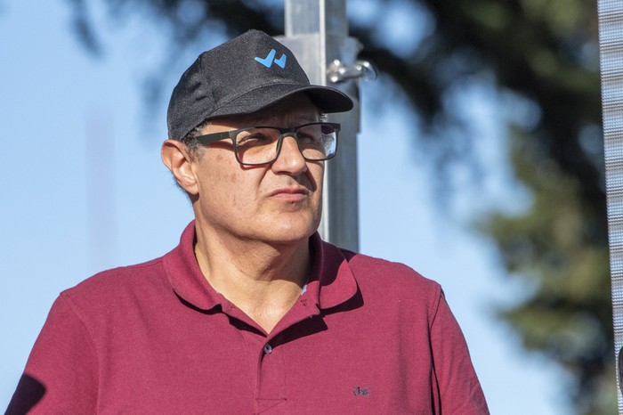 Mario Clara, dirigente del Partido Nacional en Juan Lacaze, durante un acto de Álvaro Delgado, en Juan Lacaze, Colonia (archivo, abril de 2024). · Foto: Ignacio Dotti