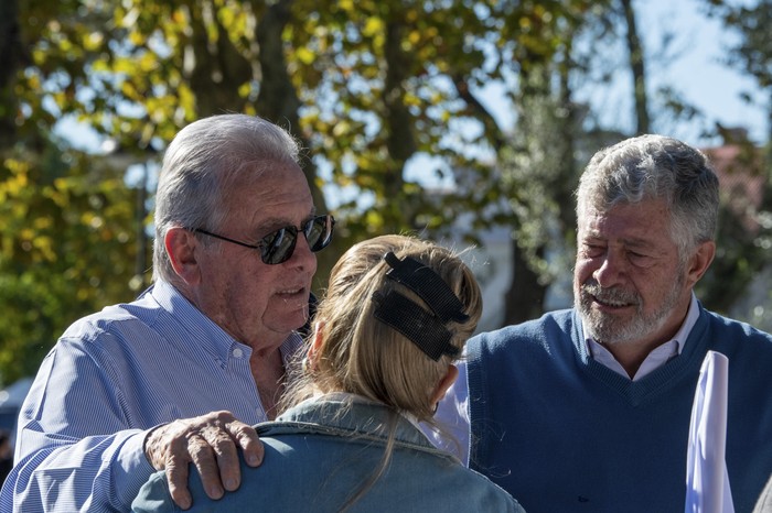 El intendente de Colonia, Carlos Moreira, junto a Napoleón Gardiol, en un acto de Álvaro Delgado en Juan Lacaze. (archivo, abril de 2024) · Foto: Ignacio Dotti