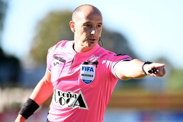 Foto principal del artículo 'Javier Burgos arbitrará el clásico de la Supercopa' · Foto: Alessandro Maradei